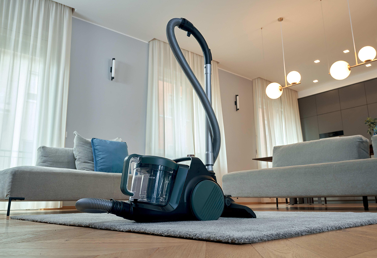 Απεικονίζεται η σκούπα στο κέντρο ενός σαλονιού.